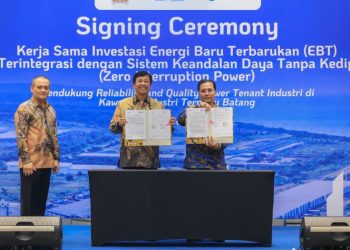 Gubernus Jawa Tengah Ahmad Luthfi menyaksikan penandatanganan kerjasama PT Jateng Petro Energi (JPEN) dan Kawasan Industri Terpadu Batang (KITB). Foto : Ist.
