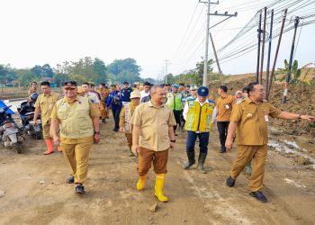 Gubernur Jawa Tengah, Ahmad Luthfi meninjau progres perbaikan ruas jalan Semarang–Godong KM 35 yang terputus akibat jebolnya tanggul Sungai Tuntang. Foto: Ist.