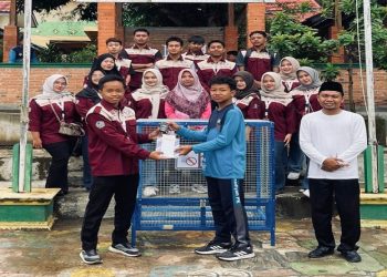 Tim mahasiswa KKN-Dik FKIP UMS meluncurkan program bank sampah di SMP MPK Pracimantoro. Foto: Ist.
