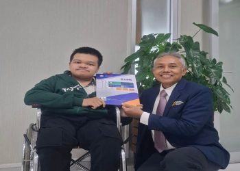 Penyerahan SK penerima beasiswa S2 oleh Rektor UMS, Prof. Dr. Harun Joko Prayitno, M.Hum., kepada Muhammad Arief Raharjo, S.Psi. Foto: Ist.