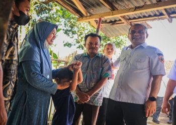 Gubernur Jateng Ahmad Luthfi mengunjungi rumah Sukri di Dusun Plumbon, Desa Gondang, Kecamatan Gondang, Kabupaten Sragen, Rabu 4 Maret 2026. Foto: Ist.