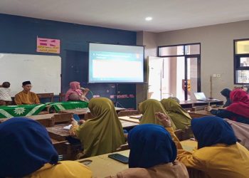 Suasana pengabdian masyarakat tim FEB UMS di PCNA Colomadu. Foto: Ist.