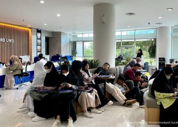 Suasana antrian di ruang admisi PMB UMS. Foto: Ist.