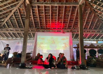 Mahasiswa KKN-DIK FKIP UMS menggelar pentas seni bertajuk “Gen Muda Labs” di Pendopo SMP Muhammadiyah 2 Karanganyar. Foto: Ist.