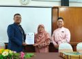 Penyerahan MoU dari UMS ke Sekolah Agama Menengah Tengku Ampuan Jamaah Sungai Besar, Selangor, Malaysia. Foto: Ist.
