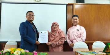 Penyerahan MoU dari UMS ke Sekolah Agama Menengah Tengku Ampuan Jamaah Sungai Besar, Selangor, Malaysia. Foto: Ist.