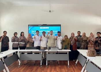 Foto bersama saat forum serap aspirasi bersama para stakeholder yang berlangsung di Laboratorium PPG FKIP UMS. Foto: Ist.