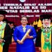 UNS Solo menganugerahkan UNS Award kepada ekonom dan tokoh pembangunan nasional, Prof. H. Emil Salim, S.E., M.A., Ph.D. Penghargaan diterima oleh Putri dari Prof. Emil Salim yaitu Amelia Salim. Foto: Ist.