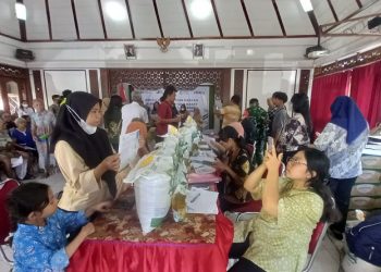 Penyaluran Bantuan pangan beras dan Minyakita di Kota Solo yang dilakukan perdana di Kelurahan Kratonan, Kecamatan Serengan, Rabu (11/3/2026). Foto: Indospektrum.