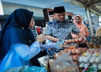 Gubernur Jateng Ahmad Luthfi saat meninjau Bazar dan Pasar Murah di Halaman Kantor Dinas Pertanian dan Peternakan (Distanak) Provinsi Jawa Tengah, Kompleks Tarubudaya, Ungaran, Kabupaten Semarang, Jumat, 13 Maret 2026. Foto: Ist.
