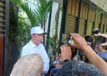 Presiden ke-7 RI Joko Widodo memberikan keterangan pers di kediaman Gang Kutai Utara Nomor 1, Kelurahan Sumber, Kecamatan Banjarsari, Kota Solo, Jumat (13/3/2026). Foto: Indospektrum