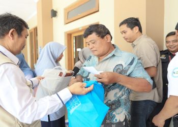 Pembagian bingkisan kepada outsourcing dan tenaga harian lepas UMS. Foto: Ist.