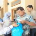 Pembagian bingkisan kepada outsourcing dan tenaga harian lepas UMS. Foto: Ist.