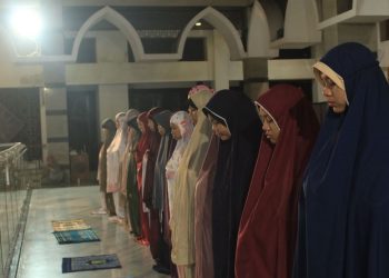 Peserta iktikaf melaksanakan salat tarawih dan tahajud berjamaah. Foto: Ist.
