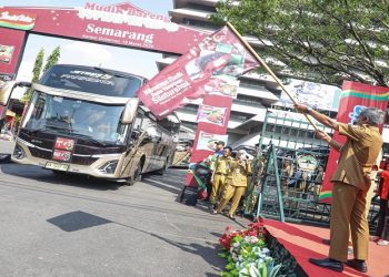 Sekda Provinsi Jawa Tengah, Sumarno melepas program Mudik Bareng Warmindo, di halaman Kantor Gubernur Jateng pada Senin, 16 Maret 2026. Foto: Ist.