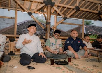 Rektor UMS, Prof. Dr. Harun Joko Prayitno, M.Hum bersama Wakil Rektor bidang III, Dr. Mutohharun Jinan, M.Ag dan Kepala Sekretariat UMS, Andy Dwi Bayu Bawono, S.E., M.Si., Ph.D., CPA (Aust), menghadiri agenda buka bersama dengan media pers se-Solo Raya. Foto: Ist.