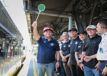 Gubernur Jawa Tengah, Ahmad Luthfi melepas ratusan peserta Mudik Gratis 2026 dengan moda transportasi kereta api dari Stasiun Pasar Senen, Selasa, 17 Maret 2026. Foto: Ist.