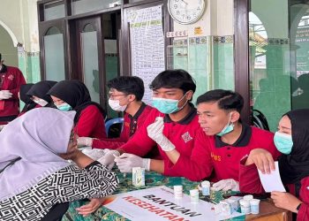 Tim FK UMS menggelar pengobatan gratis untuk masyarakat Solo. Foto: Ist.