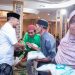 Gubernur Jawa Tengah Ahmad Luthfi manyalurkan zakat fitrah secara simbolis kepada mustahiq di Masjid Raya Baiturrahman, Kota Semarang, Jumat, 20 Maret 2026. Foto: Ist.
