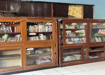 Mahasiswa KKN-Dik FKIP UMS melakukan revitalisasi perpustakaan di MTs Muhammadiyah 3 Kerjo Karanganyar. Foto: Ist.