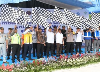 Gubernur Ahmad Luthfi membersamai Kapolri Jenderal Listyo Sigit Prabowo membuka one way arus balik Lebaran 2026 mulai dari Gerbang Tol (GT) Kalikangkung Semarang, Selasa 24 Maret 2026. Foto: Ist.