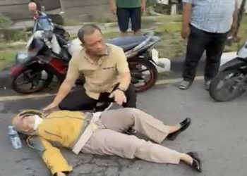 Gubernur Jateng Ahmad Luthfi saat menolong korban kecelakaan lalu lintas di Jalan Setiabudi, Kota Semarang, Rabu pagi, 25 Maret 2026. Foto: Ist.