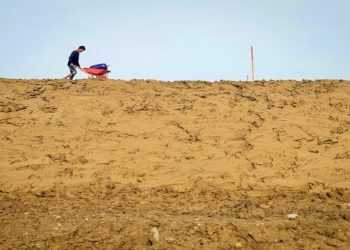Ilustrasi - Tanggul Sungai Tuntang yang mengalami keretakan. Foto: Ist.