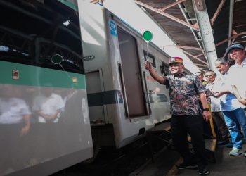 Gubernur Jawa Tengah Ahmad Luthfi memberangkatkan peserta program balik rantau gratis dari Stasiun Tawang, Semarang, Jumat 27 Maret 2026. Foto: Ist.