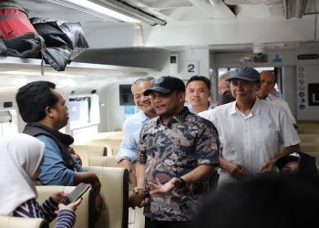 Gubernur Jawa Tengah Ahmad Luthfi memberangkatkan peserta program balik rantau gratis dari Stasiun Tawang, Semarang, Jumat 27 Maret 2026. Foto: Ist.