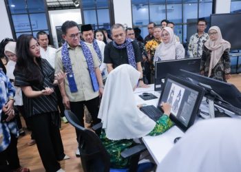 Rombongan Gubernur Jateng, Ahmad Luthfi bersama Menteri Perdagangan, Budi Santoso melihat langsung berbagai kegiatan pembelajaran serta karya siswa sekolah vokasi di sejumlah bidang keahlian. Foto : Ist.