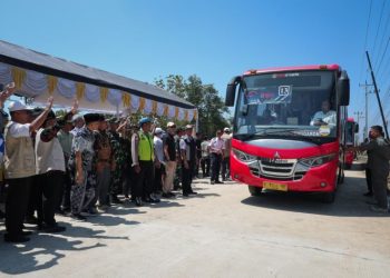Gubernur Jawa Tengah Ahmad Luthfi membuka blokade ruas jalur Semarang - Godong di Grobogan sebagai tanda jalur kembali difungsikan secara normal setelah proses perbaikan selesai. Foto : Ist.