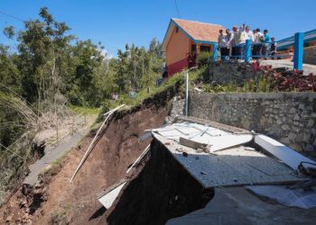 Gubernur Jateng, Ahmad Luthfi meninjau lokasi tanah longsor di Desa Cilibur, Kecamatan Paguyangan, Kabupaten Brebes, Rabu (11/3/2026). Foto : Ist.