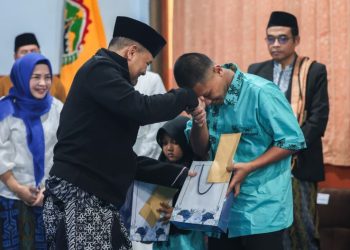 Gubernur Jawa Tengah Ahmad Luthfi berbuka puasa bersama anak-anak Panti Sosial Woro Wiloso, Salatiga, Jumat (13/3/2026). Foto : Ist.