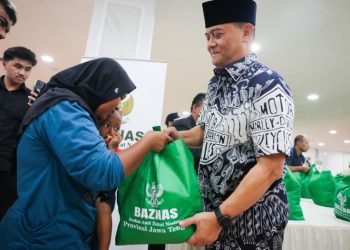 Pemerintah Provinsi Jawa Tengah bersama Badan Amil Zakat Nasional (Baznas) membagikan paket sembako sebanyak 8.000 paket sembako untuk warga kurang mampu jelang Lebaran. Foto : Ist.