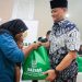 Pemerintah Provinsi Jawa Tengah bersama Badan Amil Zakat Nasional (Baznas) membagikan paket sembako sebanyak 8.000 paket sembako untuk warga kurang mampu jelang Lebaran. Foto : Ist.
