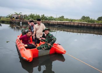 Gubernur Jawa Tengah Ahmad Luthfi dan jajaran terkait meninjau lokasi tanggul Sungai Bremi yang jebol di Kelurahan Pedukuhankraton, Kecamatan Pekalongan Utara, Kota Pekalongan, Kamis (26/3/2026). Foto : Ist.