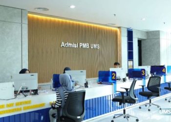 Hari pertama buka kembali, admisi PMB UMS langsung ramai didatangi calon mahasiswa. Foto : Ist.