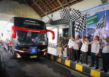 Pemprov Jateng kembali melepas pemudik untuk kembali ke Jakata melalui Program Balik Rantau Gratis 2026. Terdapat tiga titik pemberangkatan, yaitu di Asrama Haji Donohudan, Terminal Mangkang Kota Semarang dan Terminal Bulupitu, Kabupaten Banyumas. Foto : Ist.