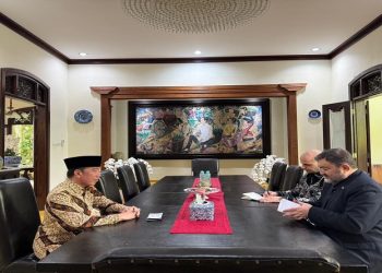 Duta Besar Republik Islam Iran untuk Indonesia Mohammad Boroujerdi berkunjung ke kediaman Presiden RI ke-7 Joko Widodo (Jokowi) di Kota Solo, Rabu (1/4/2026). Foto: Indospektrum