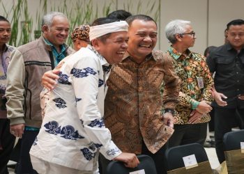 Momen akrab saat Ahmad Luthfi dan Dedi Mulyadi bertemu di sela-sela acara Entry Meeting Pemeriksaan LKPD Tahun 2025 di Gedung BPK RI Perwakilan Daerah Khusus Jakarta di Jakarta, Kamis, 2 April 2026. Foto: Ist.