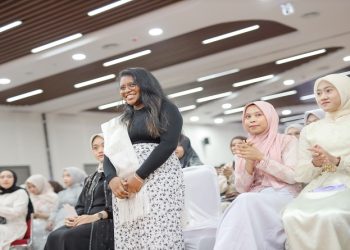 Wisudawati asal Madagaskar, Ratsimandresy Neciah Fahombiazana, mahasiswi Program Studi Manajemen Internasional UMS meraih predikat cumlaude, sekaligus menjadi lulusan terbaik di program studinya. Foto: Ist.