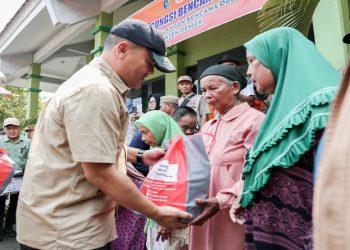 Gubernur Jawa Tengah, Ahmad Luthfi meninjau korban bencana banjir yang mengungsi di Kantor Kecamatan Guntur, Kabupaten  Demak pada Sabtu, 4 April 2026. Foto: Ist.