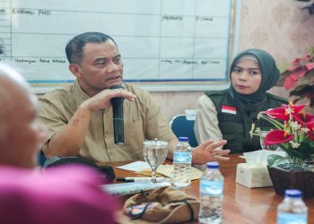 Gubernur Jateng Ahmad Luthfi menggelar rapat terbatas di sela peninjauan banjir di Kecamatan Guntur, Kabupaten Demak pada Sabtu, 4 April 2026. Foto: Ist.