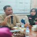 Gubernur Jateng Ahmad Luthfi menggelar rapat terbatas di sela peninjauan banjir di Kecamatan Guntur, Kabupaten Demak pada Sabtu, 4 April 2026. Foto: Ist.