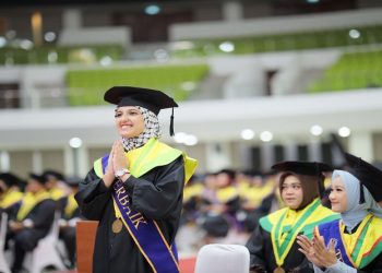 Mariam Ahmad Hamza Serour Elbanna, wisudawan UMS asal Mesir yang yang dinobatkan sebagai lulusan terbaik dengan IPK 4,00. Foto: Ist.