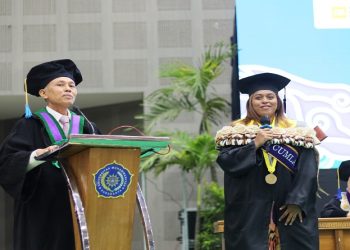 Wisudawati asal Fiji, Veville Volatabu Nabalarua mengenakan pakaian khas negaranya saat mengikuti prosesi wisuda di UMS, Sabtu (4/4/2026). Foto: Ist.
