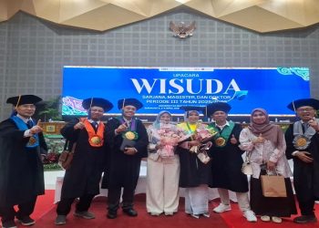 Wakil Rektor IV UMS, Prof EM. Sutrisna  mendampingi putrinya, Nazala Suha Arisna yang telah menyelesaikan studi S1 di Fakultas Kedokteran UMS, Jumat (3/4/2026). Foto: Ist.