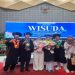 Wakil Rektor IV UMS, Prof EM. Sutrisna mendampingi putrinya, Nazala Suha Arisna yang telah menyelesaikan studi S1 di Fakultas Kedokteran UMS, Jumat (3/4/2026). Foto: Ist.