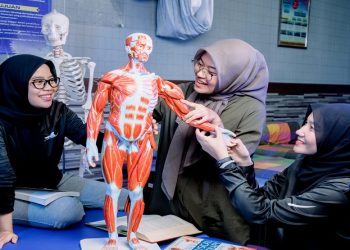 Ilustrasi - Praktik mahasiswa Fisioterapi UMS. Foto: Ist.