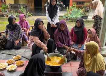 Mahasiswa KKN-Dik FKIP UMS menggelar kegiatan literasi digital bertajuk “Hoaks Disaring, Jamu Diracik” bersama ibu-ibu PKK RT 01 Sintru Kilen, Desa Doplang, Kecamatan Karangpandan, Kabupaten Karanganyar.  Foto: Ist.